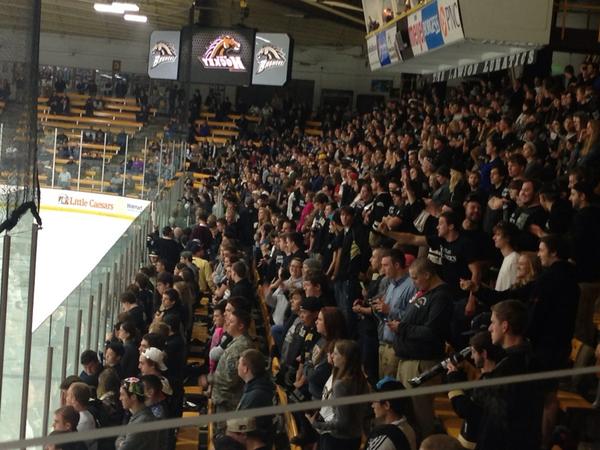 WMU_AD's tweet image. Bronco Hockey Lunatics celebrate Big hockey win! Congratulations coach Murray and team!