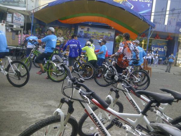 lyravirna's tweet photo. “@b2wpare: Semangat buat para bikers yg mengikuti fun bike @lyricskaraoke cabang kota parepare cc: @lyravirna. http://t.co/MXw9XAcGMK”