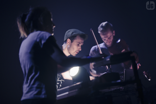 alex_tdG's tweet photo. magnifique plateau hier soir à la @trinitairesbam avec #PierreBastien #Dimlite & #ChapelierFou http://t.co/IeG1DkMGnh http://t.co/i5bIgWEAAl