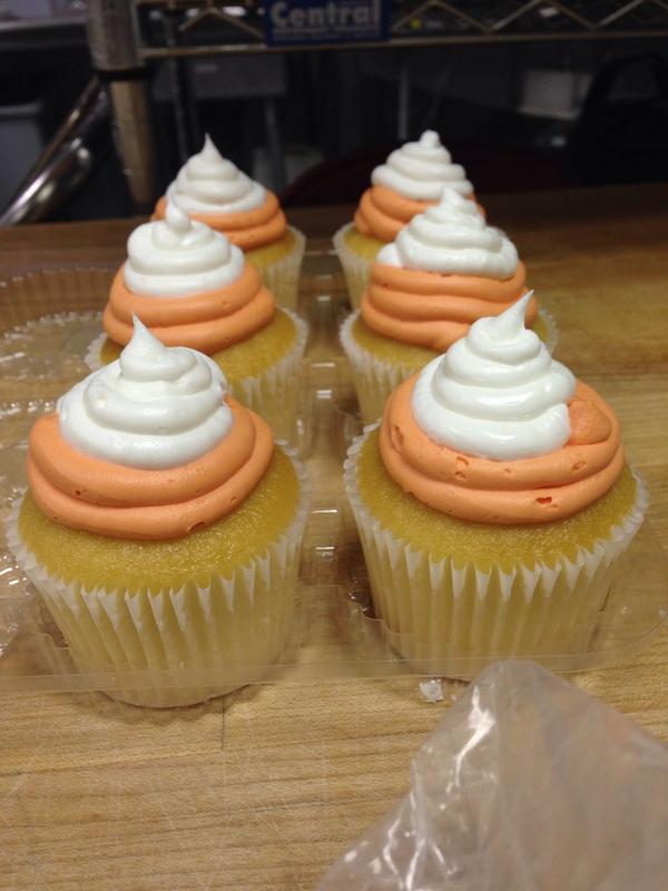 thehrbour's tweet photo. Candy corn cupcakes!! http://t.co/dWQIpgnCIV