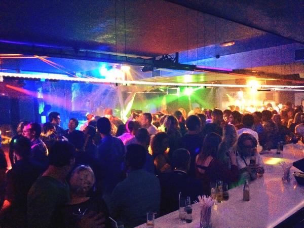 SantiBertomeu's tweet photo. Llegamos a @DiscoCamaleon #Calpe No vengas, que ya stá aTope!! 03:00H #TallarinaOktoberfest ^^ http://t.co/DNAe48g2HW