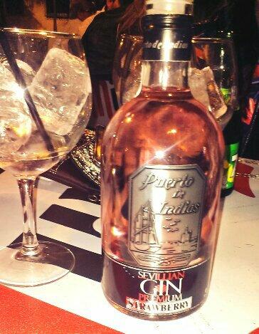 Barbara_Gonsa's tweet photo. Segunda botella y seguimos! 🍸 http://t.co/HkJ8f7Cnvr