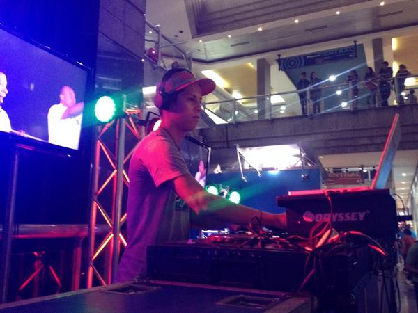 pitchcontroldj's tweet photo. @RmsDrek Musicalizando en el #SambilCaracas #ExpoDj @expodjsvzla #2014 http://t.co/4emX32u7hZ