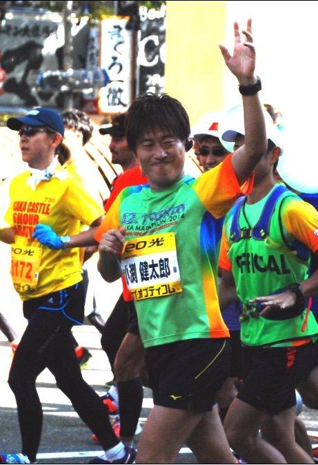 Bitonism's tweet photo. 小渕さんの応援できました！
難波ビックカメラ前付近
#52マラソン2014 
#大阪マラソン  #TEAMKIAI
#小渕健太郎 #コブクロ
（タグミスったなんて言えない。） http://t.co/rJzNgO0O7F