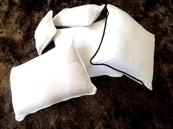 cushionsmore's tweet image. Small #WeddingSize #Velvet Throw #Pillow by @CushionsMore at #EtsyShop buff.ly/1zk7nq5