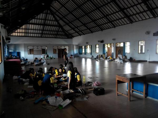 Ini niih, keseruan para peserta lomba mading, semangatt!!