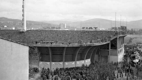24HorasTVN's tweet photo. Más de 10.000 fanáticos fueron testigos: El día que ovnis suspendieron un partido de fútbol. http://t.co/zTctDm4VVy http://t.co/SwOlIvt0cH