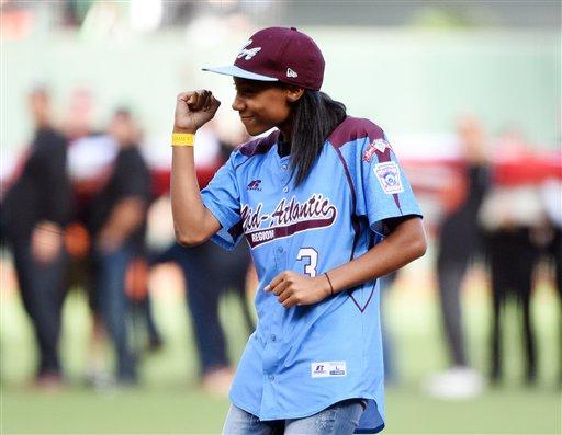 AP_Sports's tweet image. #LLWS sensation @Monedavis11 with ceremonial pitch right down the middle at World Series apne.ws/1wssEJA