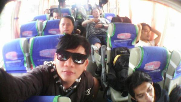 Habis sarapan empal gentong bersama <a href="/Under18bchc/">UNDER18</a> lsg disuguhin dangdut Pantura di bus.. Salam tiga dewa!! #TOURLIFE