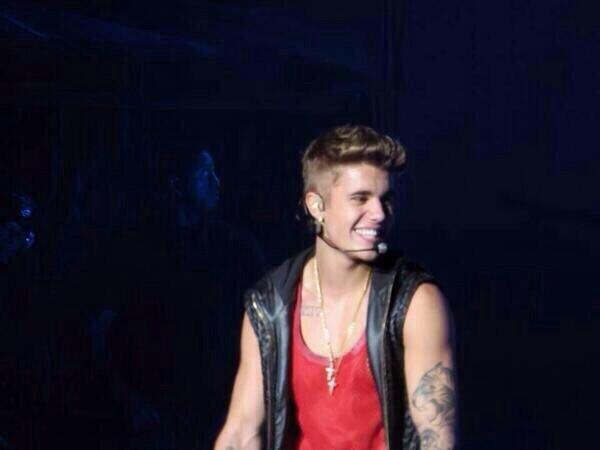 AcousticFall's tweet image. I'M POSTING 100 PICTURES OF JUSTIN RT TO VOTE (88/100) #EMABiggestFansJustinBieber