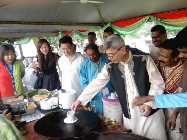 GerakanNews's tweet photo. Gerakan Prez Dtk MahSK mking Thosai at the Party National Deepavali Open House. Huge Crowd. @ivanpal07 @tankengliang http://t.co/lcJ4Nqhl2n