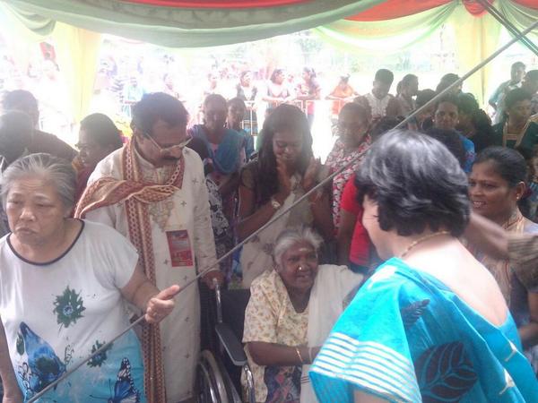 GerakanNews's tweet photo. Gerakan Prez Dtk MahSK mking Thosai at the Party National Deepavali Open House. Huge Crowd. @ivanpal07 @tankengliang http://t.co/lcJ4Nqhl2n