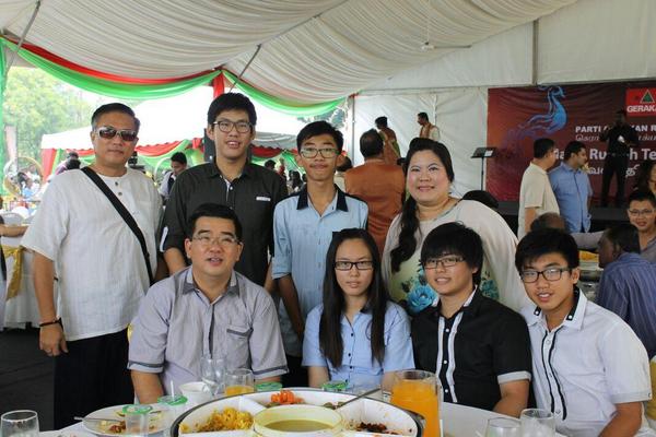 GerakanNews's tweet photo. Gerakan Prez Dtk MahSK mking Thosai at the Party National Deepavali Open House. Huge Crowd. @ivanpal07 @tankengliang http://t.co/lcJ4Nqhl2n