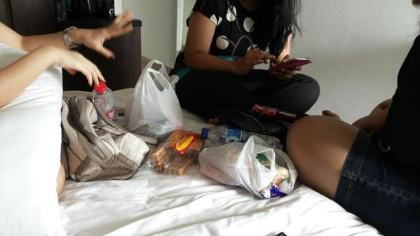 CynthiaLie91's tweet photo. Ini lho, saat cewek2 berkumpul @andalirazp @Ayu_Mita11 @tyaz_angelica @rinrene, see u next time girls.. http://t.co/P4MEPzjQla
