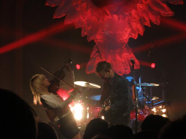 showseer's tweet photo. Airborne Toxic Event @Airborne_Toxic @CrystalPortland #TATEPortland http://t.co/tDL2zCun8O