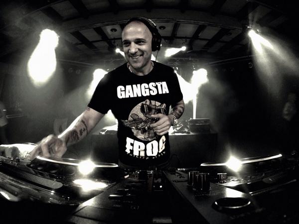 LJguillaume's tweet photo. Das DJ Paul Elstak, jonguh! @djpaulelstak @ZaalDijk http://t.co/BSDeCXzFHz