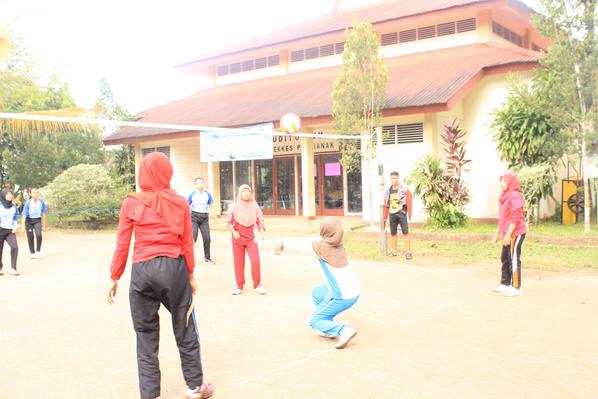 pertandingan voly ball putri
Stik Muhammadiyah VS Poltekes bidan