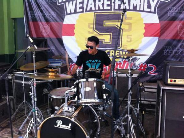Drummer JONNY ROCKERS <a href="/RizkiFajar_M/">Rizki Fajar Mahardi</a> saat memecahkan stage #stingakparty2
