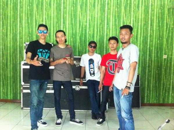 Ini dia line up JONNY ROCKERS sebelum menggebrak stage #stingakparty2 , siapa yang ada disana ? Retweet !!