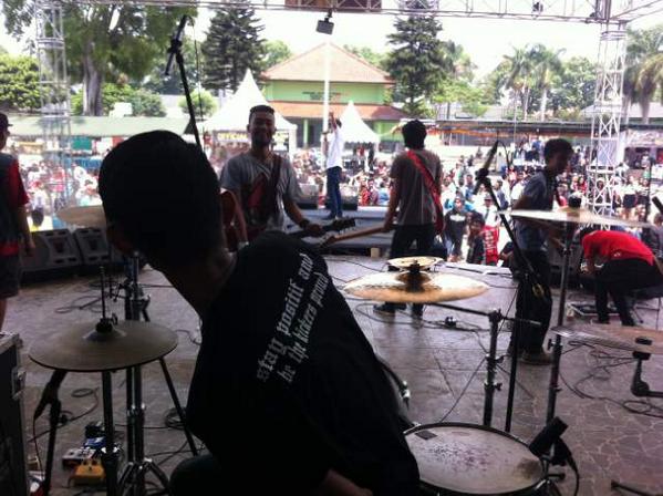 JONNY ROCKERS on STAGE #stingakparty2 masa berhamburan , bangers moshingers semua jadi satu !