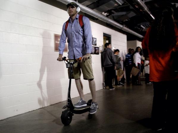 bennettfed's tweet photo. He may have played a great game, but Hunter Pence still rides his scooter to and from the ballpark. #🐸 http://t.co/CP6o8i08IK