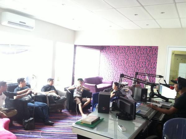 rookiemusic_'s tweet photo. Now!!! #SIDESTREAM ❌ @TRUTH_HC only on @99ersRadio_Bdg !!! Stay tune!!! http://t.co/Hk7Jsv7TAs