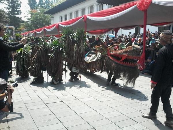 #Helaran Kemilau Nusantara dari <a href="/KabCiamis/">Kabupaten Ciamis</a> <a href="/aheryawan/">Ahmad Heryawan</a> <a href="/Deddy_Mizwar_/">Deddy Mizwar</a> <a href="/explorejabar/">Explore Jawa Barat</a> <a href="/PRFMnews/">Radio PRFM</a> @GalamediaOnline