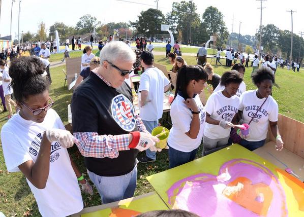 memgrizz's tweet photo. GM Chris Wallace paints w/ the Lester Community for #GrizzDayOfService. #BuildMemphis #GrizzCares http://t.co/qM9O3XuBmF