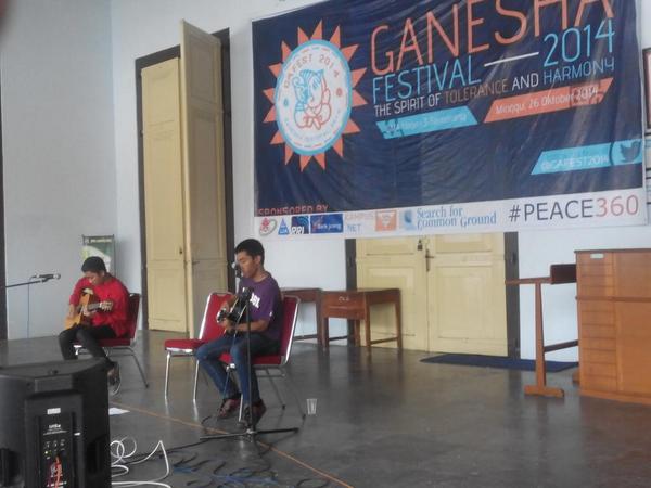 gafest2014's tweet photo. @SundayAccoustic on stage whoooooo.. Keren!!! Cc:@pensaga_2014 @whatsupsmaga http://t.co/NZU0EFiv1V