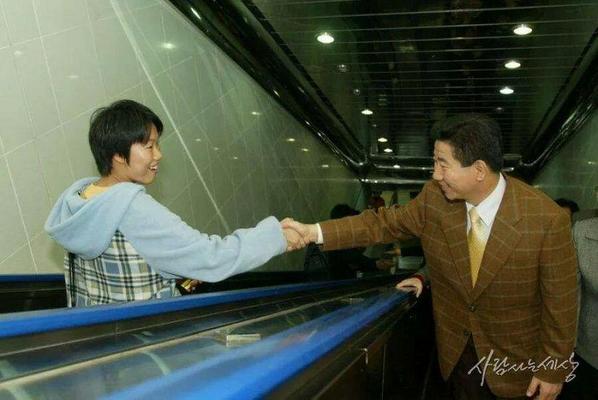 parkjj35's tweet photo. @parkjj35 OpenBiz @eadpr  
"@guraccino: 이런 대통령이 있었는데... " http://t.co/skgCYPUgGH