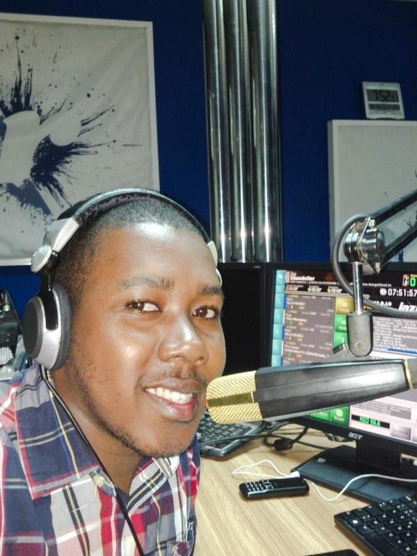 Manambelo_'s tweet photo. Le meilleur de la musique sur @rdj966 #Breakingmorning #rdj966 #baba http://t.co/XsIjqAe023