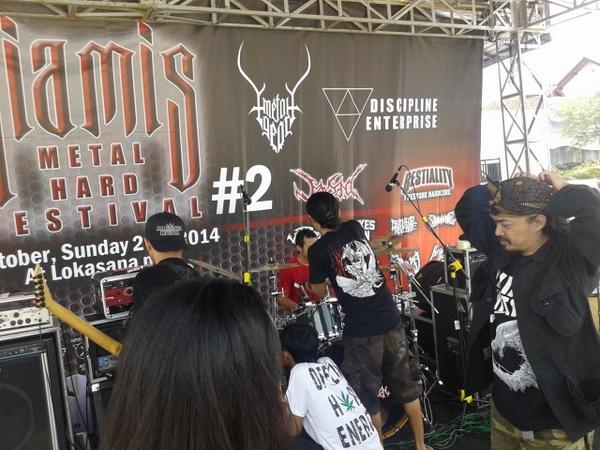 Jasad_bdm's tweet photo. Rest sejenak .. biar nanti sore kita bisa bergoyang Hot to kalian
#LatePostPhoto
*Ciamis Metal Hard Festival 2 http://t.co/PzDjWNi5At