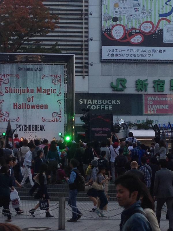 RandomBirdsong's tweet image. 【新宿でジャック！？】
新宿東口を通りかかったら、ちょうど土屋アンナさんがアルタ前の広場をジャックして、ゲリラライブを行ってました！！
ちょっと感激してます☆
最後にアニメのNANAのオープニングの曲も歌って、
なんだか感慨深かった！