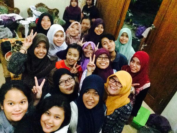 painemsmaga's tweet photo. #latepost nih, waktu bebakaran di rumahnya @MaurAndika http://t.co/8TBh2dmyE1