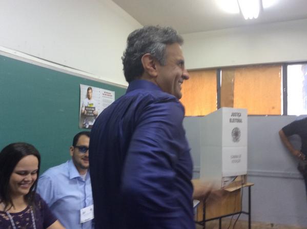 AecioNeves's tweet photo. Aécio chega para votar! #EuVotoAecio45 http://t.co/OvYkg6oSbD