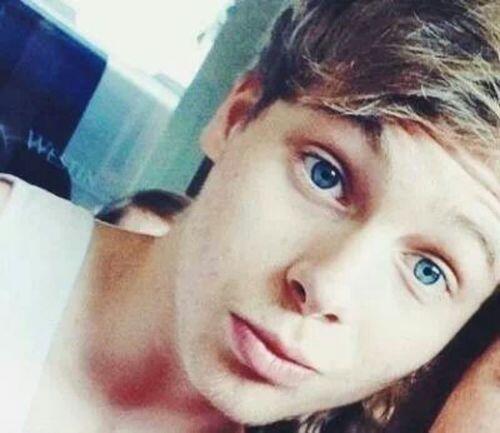 5SOSPHTEAM's tweet photo. No quiff Hemmings #EMABiggestFans5SOS http://t.co/WfVdP9MlyJ