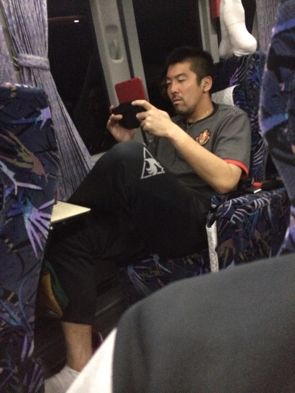 gottsu6's tweet photo. もうすでにバスの中でゲームしてる！we http://t.co/eSmrpFl0IU