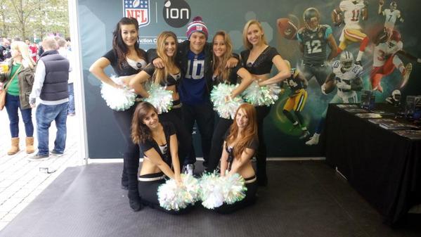 SamFielden5's tweet photo. With some cheerleaders! #iONtheNFL #ballin #kneedeep http://t.co/hMKlCev94V