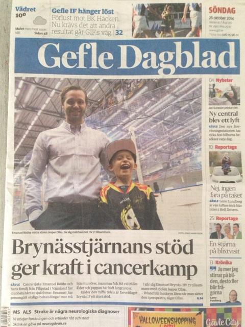 SasseSandstrom's tweet photo. Brynäs @andersenniclas och @JesperOllas stöd till @JonasRhs hårt drabbade familj i @GDnyheter http://t.co/nf7MV2ubAh http://t.co/MuroiEAaiZ