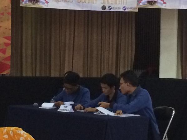 KDB_UB's tweet photo. Dari tim kontra di babak final hari ini ada dari UNS! #KDB2014 @mahasiswaUNS http://t.co/306o21U8z1