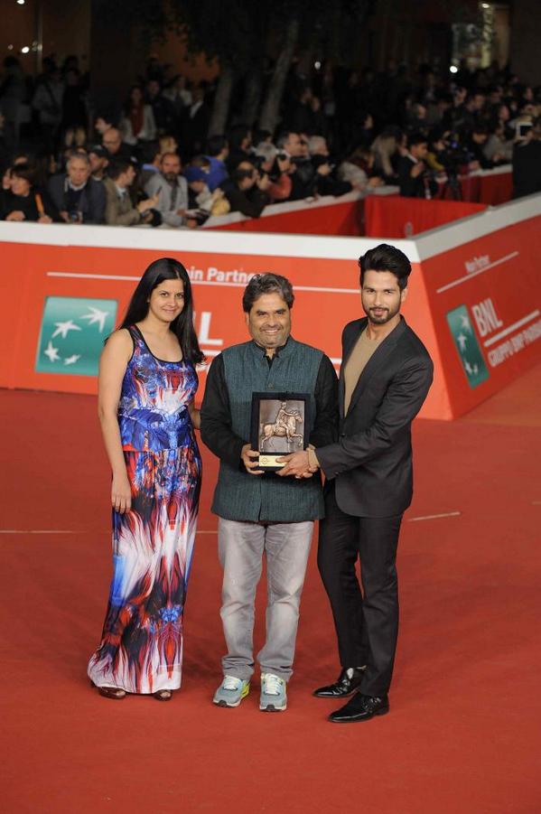 utvfilms's tweet photo. #VishalBhardwaj, @shahidkapoor and #AmritaPandey receive the award for #Haider at @romacinemafest  #HaiderInRome http://t.co/dJdZtoNAyn