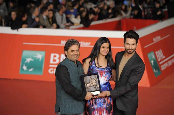 utvfilms's tweet photo. #VishalBhardwaj, @shahidkapoor and #AmritaPandey receive the award for #Haider at @romacinemafest  #HaiderInRome http://t.co/dJdZtoNAyn