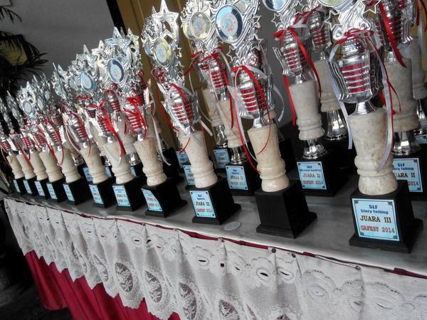 Ini nih piala yang akan di bagikan pada para pemenang..