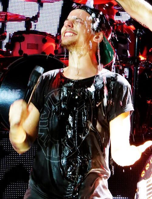 IDCHlLE's tweet photo. WET LOUIS WILL BE THE DEATH OF ME OH MY

#EMABiggestFans1D http://t.co/Ja5VAMwUDg