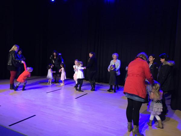 MissBeautyNorth's tweet photo. De Mini Missen zijn helemaal klaar voor de grote finale! Wat willen jullie doen als afsluiter? Samen dansen!! 😃😃 http://t.co/DgMddpvtfN