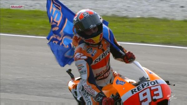 Valentino Rossi homenajea a Márquez tras su histótica victoria en Malasia  
mdia.st/1soKAQb #megustanlasmotos