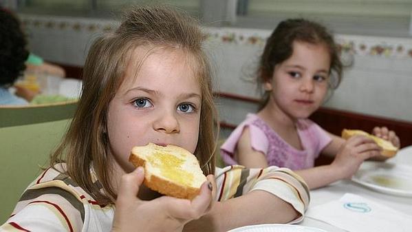 DaniMateoAgain's tweet photo. "Triste noticia: cada vez son más los niños que no desayunan todos los días http://t.co/HA6047Oj51 #ABCES http://t.co/MP6598TQvy” El cinismo