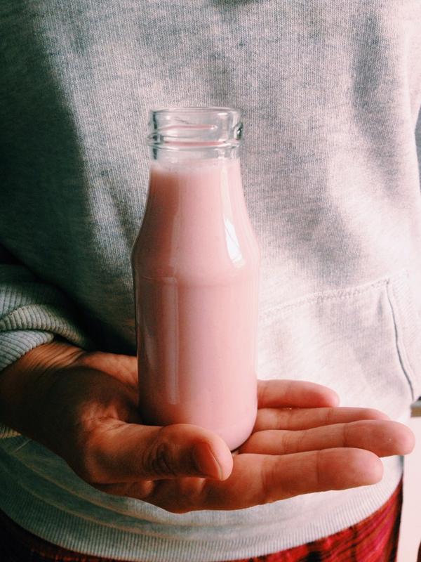 SOAKshakes's tweet photo. Meet the 'First Lady' of our exciting new range. "Pink is the flavour, solve the riddle." #shakeforlife #coconutmilk http://t.co/lu6l8hIZ2P