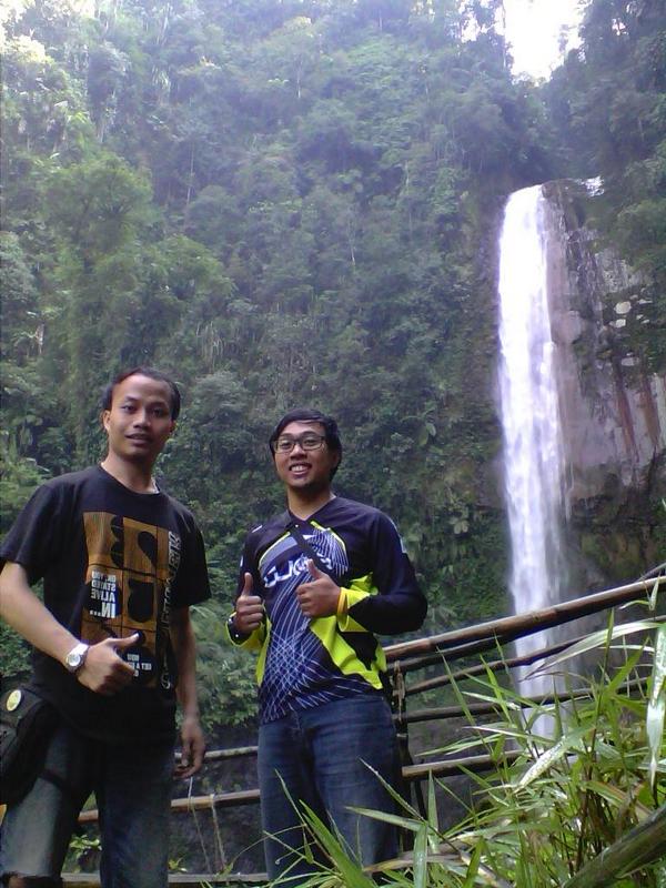 AndoreDee's tweet photo. Touring Day Part 1..
Sejenak menikmati percikan air terjun di pagi hari #CurugSeribu http://t.co/ztULDLTpY7