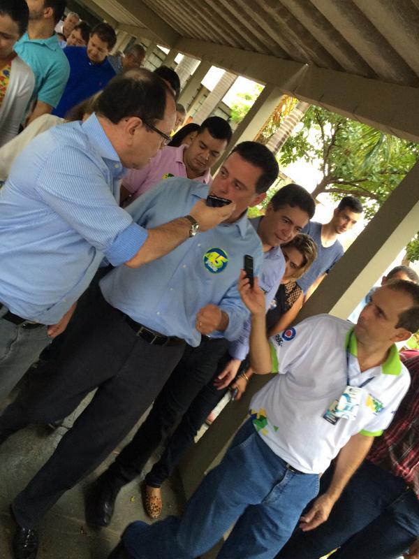 sigam45's tweet photo. "Vamos juntos construir um Goiás ainda melhor para todos nós", declara Marconi45. #QuemComparaVotaM45 http://t.co/8zJcgXjpcA